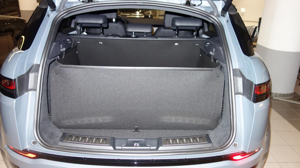 Der hochgeklappte Stoßstangenschutz schützt die Heckklappe von Range Rover Evoque 2 während der Fahrt vor Verschmutzung und Beschädigung wie ein Schild, falls ungesicherte Gegenstände im Kofferraum  gegen die Heckklappe geschleudert werden.